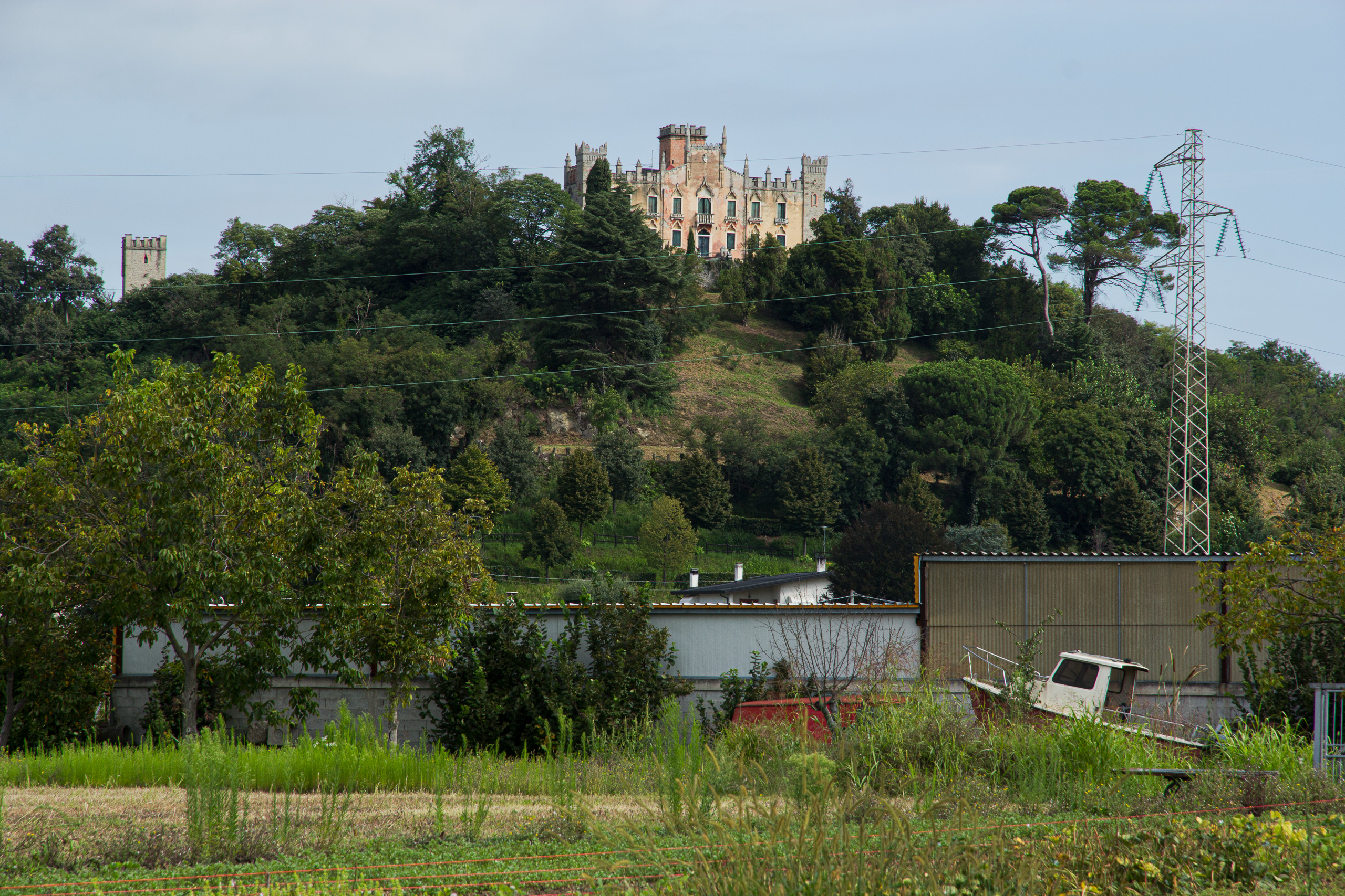 Ein Schloss über den Hügeln der Colli Euganei